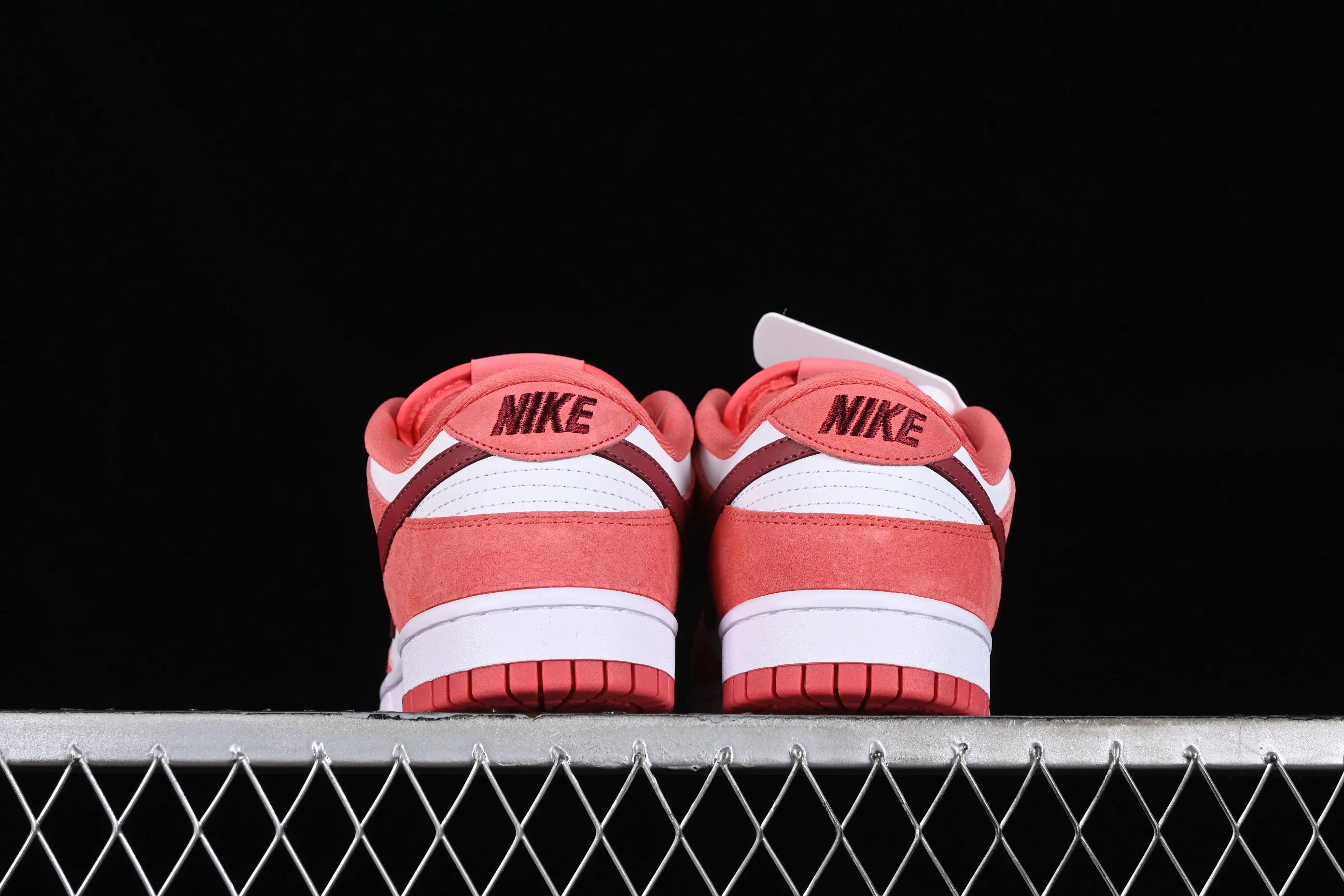All categories Nk SB Dunk series Nk SB Dunk Low low-top sneakers Nk SB Dunk Low Retro "Valentine's Day 2024" White Rose Red Valentine's Day SB low-top casual sports skateboard shoes FQ7056-100